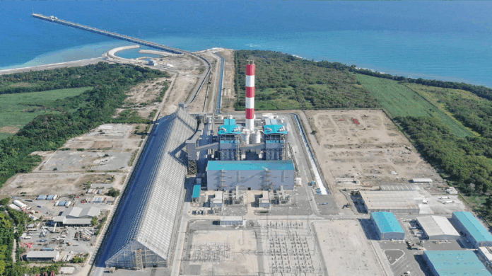 El 2013 representó un hito histórico para el sector energético dominicano, dando inicio al largo e intermitente camino de la termoeléctrica Punta Catalina. Este primer rayo que atraviesa la tormenta se convirtió en un hilo conductor para la energía nacional.